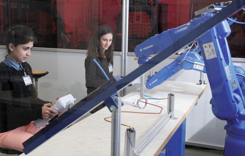 Bei Yaskawa konnten Mädchen aus den fünften bis zehnten Klassen Berufe in Technik, IT, Handwerk und Naturwissenschaften live erleben. (Bild: Yaskawa)