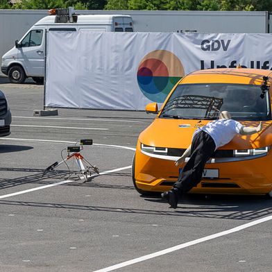 Elektrofahrzeuge stellen bei Verkehrsunfällen für die Insassen kein höheres Risiko dar. Oftmals sind sie sogar sicherer. Jedoch sorgen die fehlenden Motorgeräusche für mehr Unfälle mit Fußgängern. (Bild: Harald Almonat)