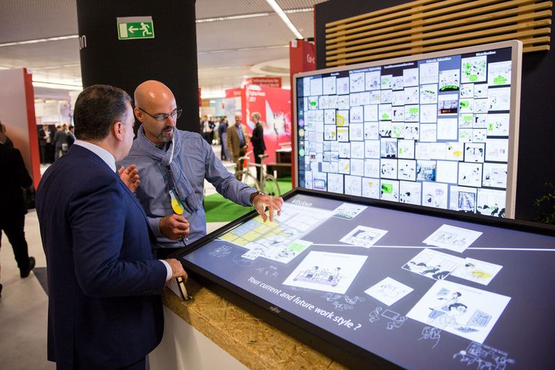 Toni Koberling, Chief Design Director at Fujitsu EMEIA, im Gespräch mit Kunden in der Co-creation Area. (Fujitsu)