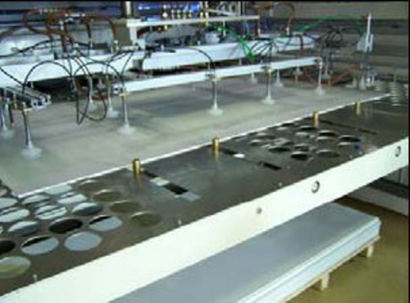 Zentriertisch. Die Platten werden ohne Taktzeitverlust ausgerichtet. Ein Versatz von ±50 mm kann ausgeglichen werden. (Archiv: Vogel Business Media)