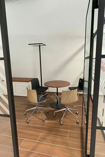 Die Glaswände dienen als Abtrennung zwischen den Arbeitsplätzen der Verkäuferinnen und Verkäufer, was für Diskretion und eine angenehme Arbeitsatmosphäre sorgen soll. (Bild: Nissan)