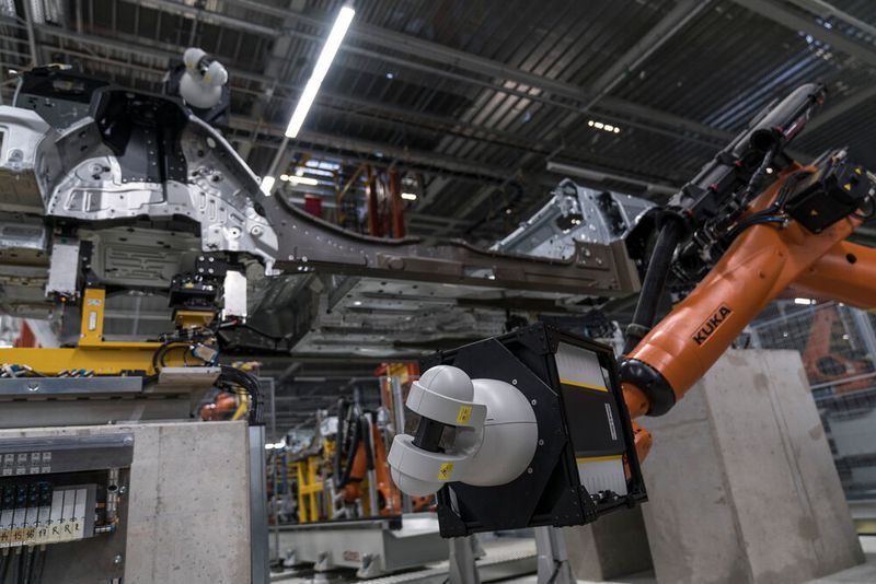 Das Laserradar bei BMW in Dingolfing im Einsatz: Es erfasst aufgeschweißte Bolzen, die aus der Lagetoleranz sind. Korrekturen können automatisch an die Schweißanlage übermittelt werden, die dann sofort reagieren kann. (BMW)