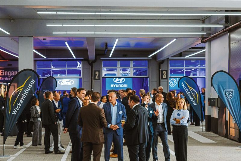 Am Donnerstag weihten das Automobilforum Kuttendreier, die Autoarena München und das Autohaus Wickenhäuser ihren neuen Dreifach-Filialbetrieb ein.  (Bild: AVAG/Martin Augsburger)