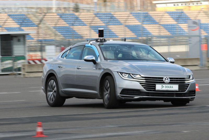 Das vernetzte und automatisierte Fahren beschäftigt die Automobilbranche. Um die Funktionen zu testen, nutzen Hersteller Testgelände wie das am Lausitzring. Das vernetzte und automatisierte Fahren beschäftigt die Automobilbranche. Um die Funktionen zu testen, nutzen Hersteller Testgelände wie das am Lausitzring.
