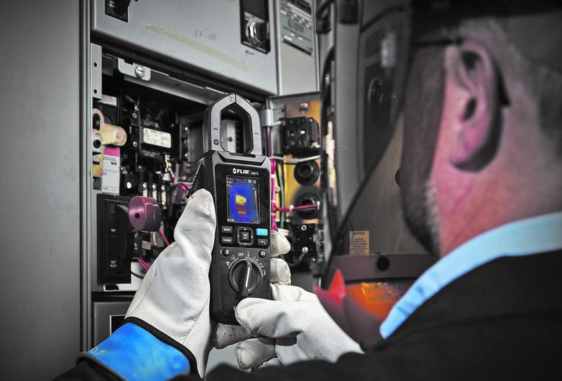 Alle neuen Messgeräte von FLIR bieten Funktionen, mit denen Techniker elektrische und elektromechanische Systeme sowie HLK-Systeme besonders effizient prüfen und entstören können.  (Flir)