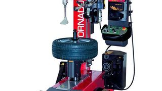 Die Maschine ist intuitiv bedienbar, ein Reifenlift schont den Rücken. (Foto: Hawka)