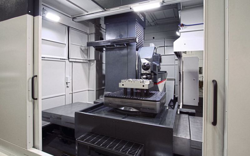 The USC-M with the operating doors in the open position. These machines can be equipped with an automatic tool changer (up to 120 tool positions), a laser tool presetter, workpiece probes and Heidenhain glass scales for increased accuracy as well as an automatic pallet changer. (Unisig)