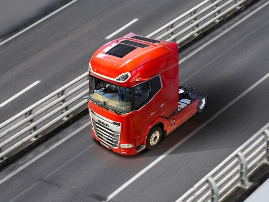 Neue selbstklebende Solarmodule sind flexibel genug, um sich den Kurven eines Fahrzeugdachs oder Spoilers anzupassen.(Bild:  Paccar)