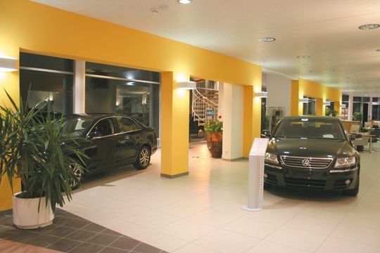 Ein kleines Schild an der Innentreppe verweist augenzwinkernd auf den langen Weg vom VAG-Autohaus zum jetzigen Volkswagenzentrum. (Archiv: Vogel Business Media)