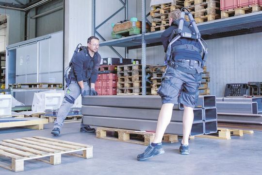 Schwere Blechteile lassen sich dank des Rumpfbeuge-Exoskeletts «Nexo Pro» einfach manuell bewegen. Es entlastet die Rückenmuskulatur beim Bücken.(Bild:  Schmalz)