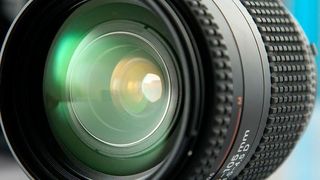 Objektive sind schwer und teuer. Ein Forschungsteam arbeitet zur Zeit an einer Kamera, die ohne Objektive auskommt. (gemeinfrei)