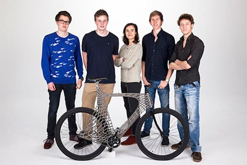 Innerhalb von drei Monaten haben die angehenden Ingenieure Harry Anderson, Stef de Groot, Ainoa Areso Rossi, Sjoerd van de Velde und Joost Vreeken das Fahrrad aus Edelstahl entwickelt. (Bild: TU Delft)