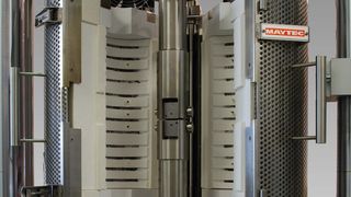 Bruchmechanische Untersuchung an einer CT-Probe in einem Hochtemperatur-Ofen. (Bild: Zwick)