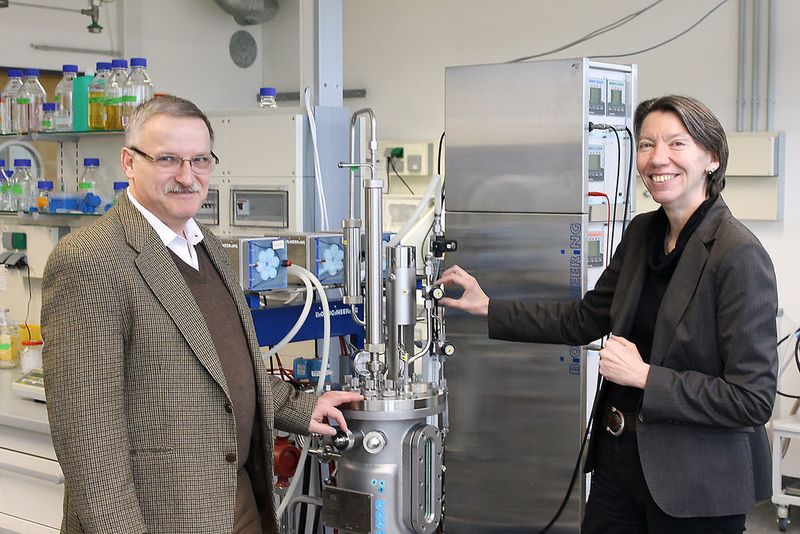 Prof. Dr. Andreas Greiner und Prof. Dr. Ruth Freitag an einem Bioreaktor in einem Labor für Bioprozesstechnik der Universität Bayreuth. (Bild: Christian Wißler)