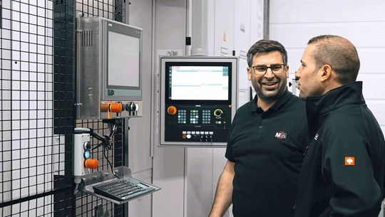 Benjamin Klenk (li., Projektleiter, Martin Mechanic) und Marcel Sütterlin (re., CEO, Mandatec) vor dem Leitrechner: Auf einen Blick alle Daten zum Zustand von Maschine, Werkzeugen, Spannmittel, Peripherie, Automationskomponenten und Produktivität.(Bild:  Helfina AG)