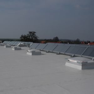 80 m² Solarkollektoren verleihen der Hallenheizung im Idealfall weitere 50 kW Heizleistung.