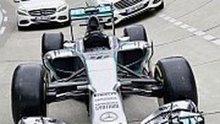 Von der Rennstrecke auf die Straße: Bei manchen Techniken klappt das wirklich. (Foto: Daimler)