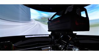 „Driver-in-Motion“ im Honda Technikzentrum Deutschland: Der neue Fahrsimulator greift auf neun Aktoren zurück, wodurch zusätzliche Bewegungsbereiche erzeugt werden - das ist einzigartig in der Branche. (Honda)