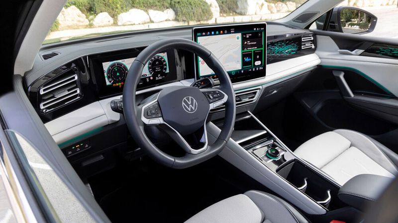 Der Automatikhebel sitzt nun hinter dem Lenkrad, was zwischen den Vordersitzen Platz für weitere Ablagen sowie eine Ladeschale schafft. (Bild: VW)