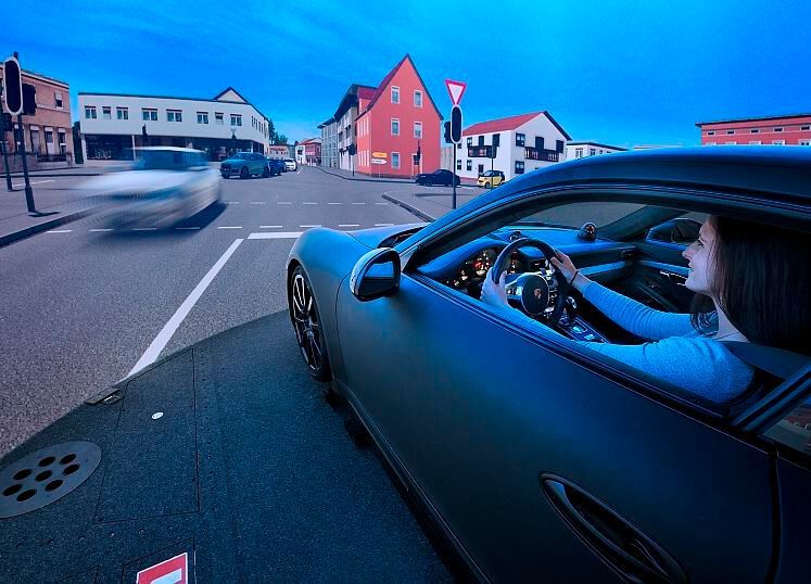 Fast alle Fahrmanöver können mit dem Stuttgarter Fahrsimulator realistisch dargestellt werden. (Bild: FKFS)