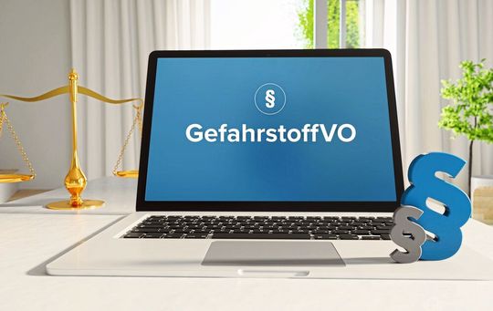 Im Gefahrstoffrecht gibt es immer wieder Anpassungen. Anwender sollten sich daher regelmäßig zur aktuellen Gefahrstoffverordnung weiterbilden (Symbolbild). Im Gefahrstoffrecht gibt es immer wieder Anpassungen. Anwender sollten sich daher regelmäßig zur aktuellen Gefahrstoffverordnung weiterbilden (Symbolbild).