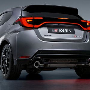 Toyota hat das Design geschärft. Am Heck kann die Luft, die unter dem Fahrzeugboden strömt, durch eine neue Öffnung am unteren Rand der unteren Verkleidung entweichen. Dies soll den Luftwiderstand verringern sowie die Wendigkeit und Stabilität erhöhen.(Bild:  Toyota)