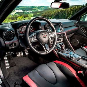 (Nissan)