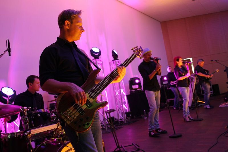 Beim Ausstellerabend durfte zu Live-Musik getanzt werden. ... (Bild: Nürnberg Messe/Thomas Geiger)