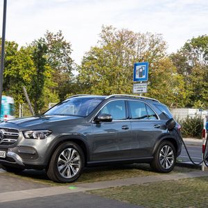 Der Mercedes GLE350 de kommt auf 100 Kilometer elektrische Reichweite.