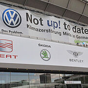 Auf einem riesigen Transparent verkündeten Greenpeace-Aktivisten auf der IAA, dass Volkswagen trotz Fahrzeugen wie dem Up in Sachen Umweltschutz „not up to date“ sei. (Zietz)