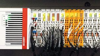 Der Embedded-PC CX5130 bildet zusammen mit den Ethercat- und Twinsafe-Klemmen eine platzsparende Steuerungslösung für das FTS. (Suzhou i-Cow Intelligent Logistics Technology, China)