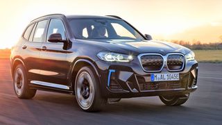 Das ist ein Vertreter der BMW-X-Baureihe. Diese rollt auch aus dem US-amerikanischen Werk des Automobilbauers in Spartanburg vom Band. Jetzt nimmt BMW rund 200 Millionen in die Hand, um dort die Blechbe- und -verarbeitung mit Schuler-Pressen-Know-how aufzurüsten. (Bild: BMW Group)