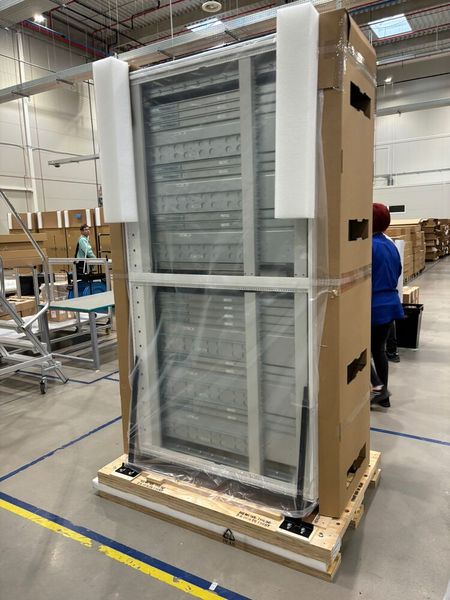 Die großen Speicher- und Serversysteme werden auf Paletten verschickt. (Bild: Marvin Djondo-Pacham)