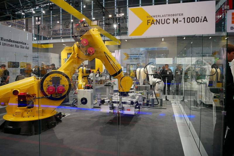 Fanuc lässt auf der Automatica die Muskeln spielen. Der neue Industrieroboter kann bis zu 1000 Kilogramm schwere Gegenstände bewegen.  (Bild: Sandro Kipar)
