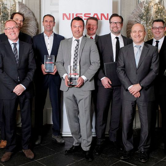 Nissan-Händlernetzentwickler Roger Ehlen (li.) und Geschäftsführer Thomas Hausch (2. v. re.) überreichten den Händlern die Nissan Global Awards 2015.(Foto:  Nissan)