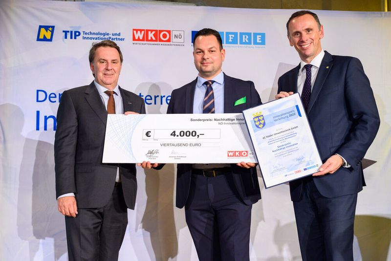 Links: Wolfgang Ecker, Präsident der Wirtschaftskammer Niederösterreich Mitte: Armin Xaver Saeidiani-Rädler, Geschäftsführer der AC Rädler Umwelttechnik Rechts: Jochen Danninger (Landesrat für Wirtschaft, Tourismus, Technologie, Sport)  (Bild: © Gregor Nesvadba)