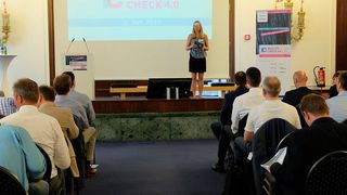 Julia Moßner (Chief Product Officer, Industry of Things) eröffnete den Reality Check 4.0 und begrüßte die Teilnehmer.  (Schreier)