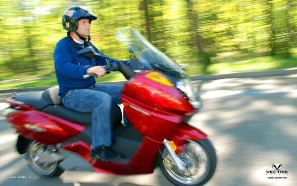 Den VECTRIX VX-1 für die Führerscheinklasse A, A1 oder B mit einer Höchstgeschwindigkeit von 110 km/h gibt es in den Varianten VX-1, VX-1 Li und VX-1 Li+: der VX-1 hat einen NiMH-Akku mit 3,7 kWh für eine Reichweite von 50 bis 100 km, der VX-1 Li einen Li-Ion-Akku mit ebenfalls 3,6 kWh, der aber 36 kg leichter ist, der VX-1 Li+ hat einen Li-Ion-Akku mit 5,4 kWh und eine Reichweite von 80 bis 120 km (Bild: Vectrix)