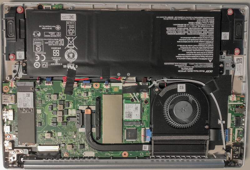 Das Innenleben des Acer Swift 3. Akku und M.2-SSD sind wechselbar. Der acht GB große Arbeitsspeicher unter der Abdeckung rechts neben der Ryzen-CPU ist aufgelötet und nicht erweiterbar. (Vogel IT-Medien)
