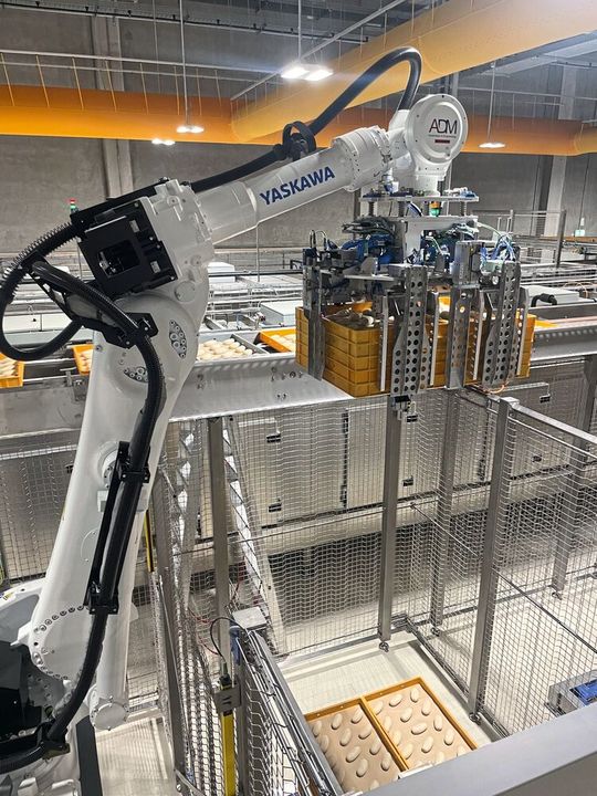 Die automatisierte Beladung der Transportwagen erfolgt möglichst platzsparend und stabil.(Bild:  ADM Automatisierungstechnik GbR)