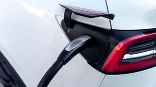 Der Schnellladestecker von Tesla ist kompakter als das CCS-System. (Bild: Tesla Motors)