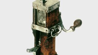 Mit der Holzschaftwinde hat im Jahre 1745 alles begonnen.  Mit ihr konnten Fuhrleute ihre schweren Pferdekutschen anheben, um gebrochene Achsen oder Speichen zu wechseln.  (J.D. Neuhaus)