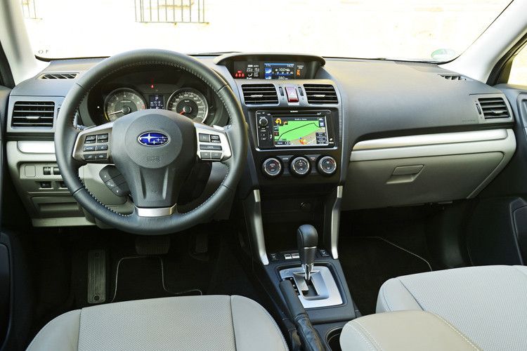 Das Interieur wirkt zwar aufgeräumt, doch trotz der Chrom-Applikationen dominiert der schwarze Kunststoff. (Foto: Subaru)