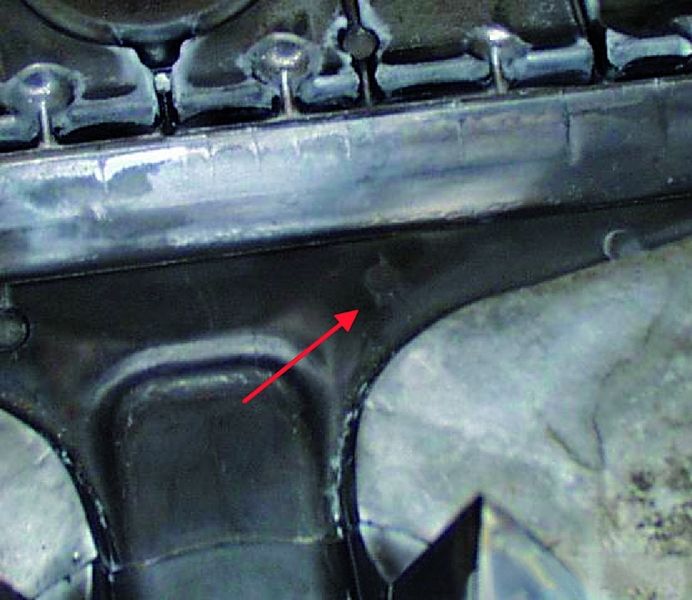 Bild 2a: Versuchskern beim Einbau (a) und nach Abguss von 71 282 Teilen (b). Danach sind am Kern keine Brandrisse erkennbar im Gegensatz zur Bohrung im Angussbereich des Werkzeugs. (Archiv: Vogel Business Media)