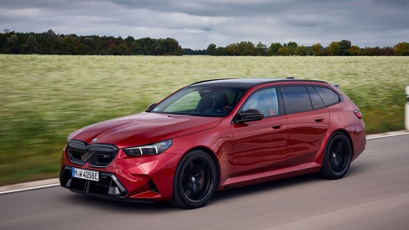 Die siebte Generation des M5 (Baureihencode G90) wurde am 26. Juni 2024 auf Basis des BMW G60 vorgestellt. Erstmals seit 2010 wird auch wieder ein M5 Touring angeboten. Den Antrieb übernimmt seitdem ein Plug-in-Hybrid. Er kombiniert den aus dem Vorgängermodell bekannten 4,4-Liter-V8-Ottomotor (430 kW) mit einem Elektromotor (145 kW). Die Systemleistung wird mit 535 kW (727 PS) angegeben. Eine im Unterboden verbaute Hochvoltbatterie mit einem Energieinhalt von 18,6 kWh ermöglicht eine elektrische Reichweite von bis zu 69 km nach dem WLTP-Fahrzyklus. Gegenüber dem Vorgängermodell ist die siebte M5-Generation rund 500 kg schwerer. Dies führt – trotz der höheren maximalen Leistung – zu schlechteren Fahrleistungen. (Bild: BMW)