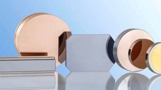 Modernste Laseroptiken mit unterschiedlichen Beschichtungen. (Bild: Pleiger Laseroptik)