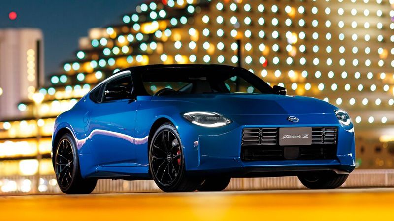 Auch der Nissan Z ist bis heute in Produktion. Seit Sommer 2022 ist die Baureihe in Japan und Nordamerika erhältlich, aber nicht mehr in Europa. Angetrieben wird der Nissan Z in allen Varianten von einem VR30DDTT 3,0-Liter V6-Motor mit zwei Turboladern, der 298 kW (405 PS) (im Nismo 313 kW (426 PS)) bei 6400/min leistet und ein maximales Drehmoment von 475 Nm (Nismo: 521 Nm) wahlweise an ein 6-Gang-Schaltgetriebe oder über ein 9-Gang-Automatikgetriebe an die Hinterräder abgibt. (Bild: Toyota)