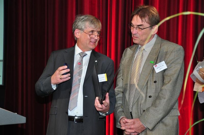 Dr. Norbert Kuschnerus (links) überreichte Norbert Matalla die Goldene Ehrennadel der Namur für sein Engagement als Koordinator des Arbeitsfeldes 3. (Bild: M.Henig / PROCESS) (Bilder: M.Henig, J.Nellen / PROCESS)