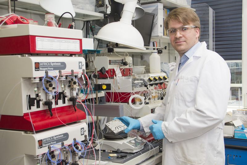Michael Schön im Labor an der TU Wien (Bild: TU Wien)