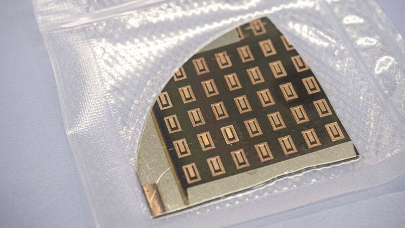 Proof of Concept: Zurzeit messen die einzelnen Zellen der neuartigen Batterie nur etwa 1 × 3 Millimeter.(Bild:  Empa)